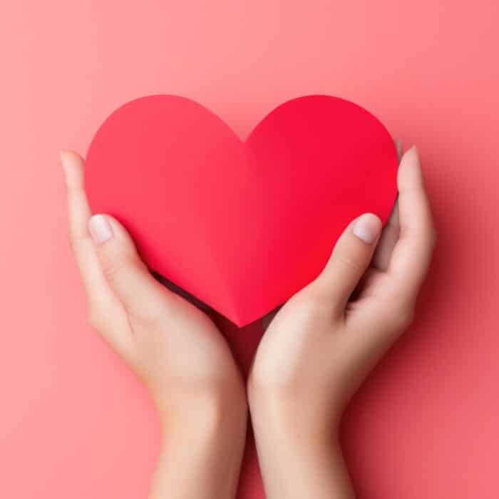 Junge Frauen Hände halten Papier rotes Herz