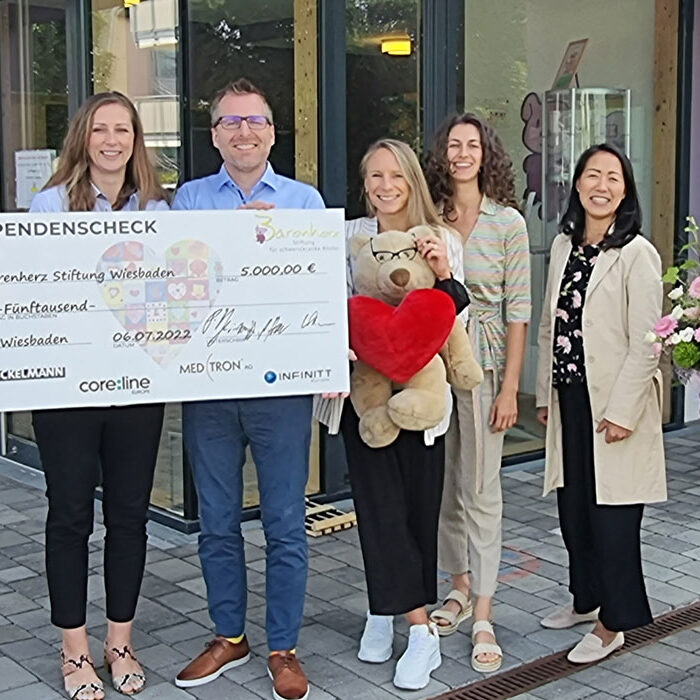 Scheckuebergabe der MEDTRON AG an das Kinderhospiz Bärenherz in Wiesbaden