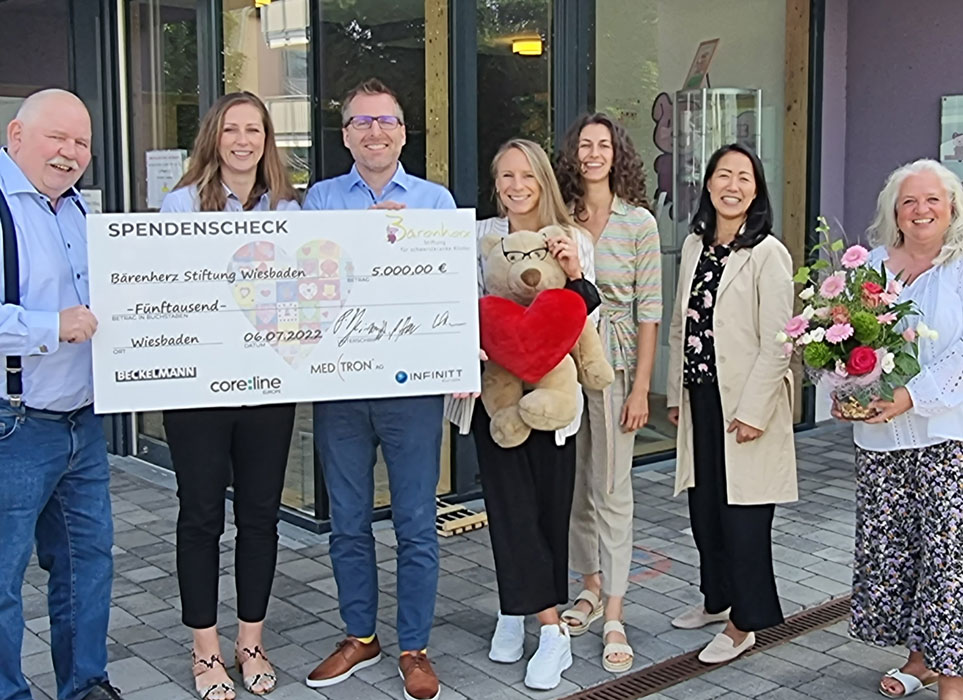 Scheckuebergabe der MEDTRON AG an das Kinderhospiz Bärenherz in Wiesbaden